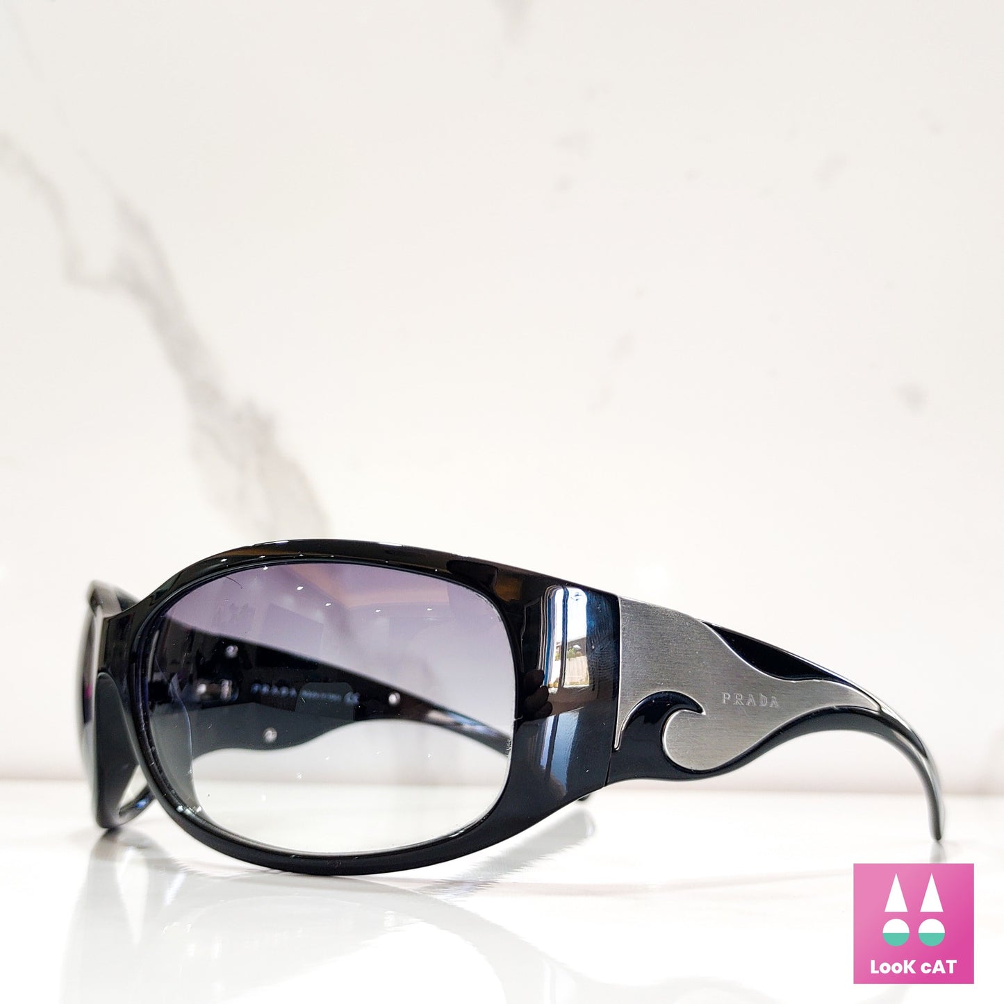 Occhiali da sole Prada modello SPR 03G con fiamma avvolgente lunette brille sfumature y2k