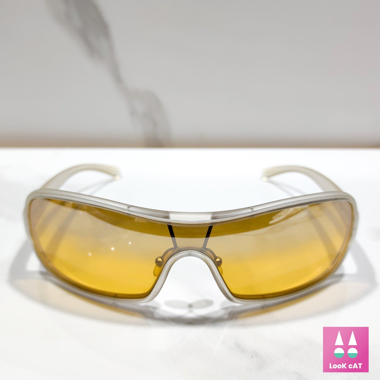 Occhiali da sole Prada modello SPR 10D avvolgenti lunette con sfumature brille y2k